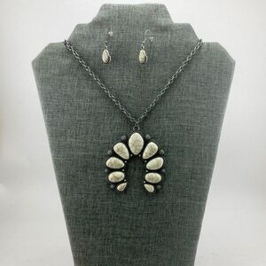 Fashion white necklace with earring set